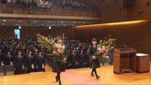 04卒業生代表献花.jpg
